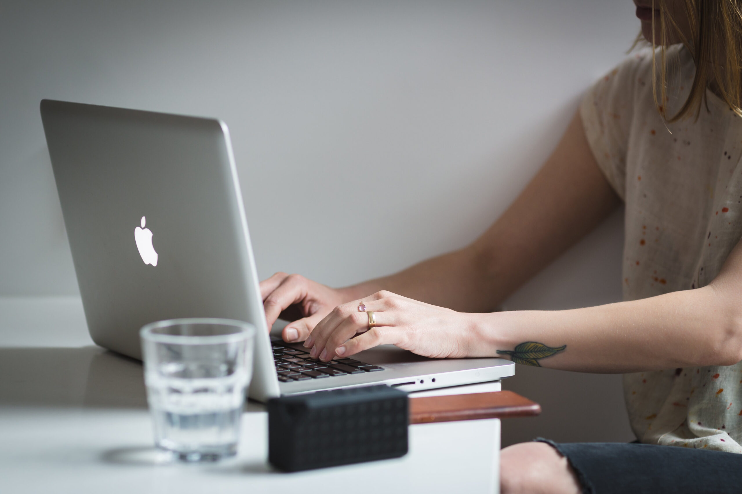 woman at laptop color pixabay
